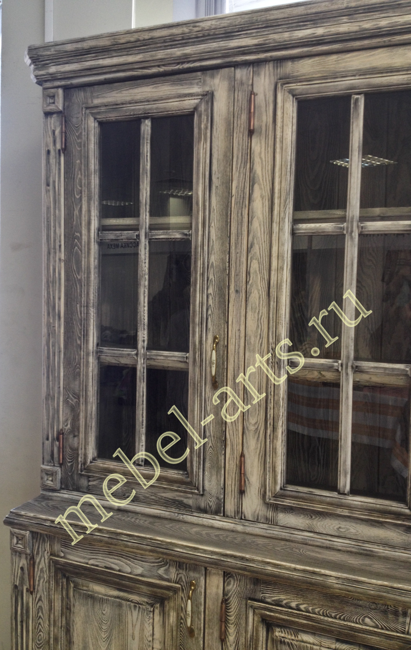 Близко. Дверцы со стеклом буфета.