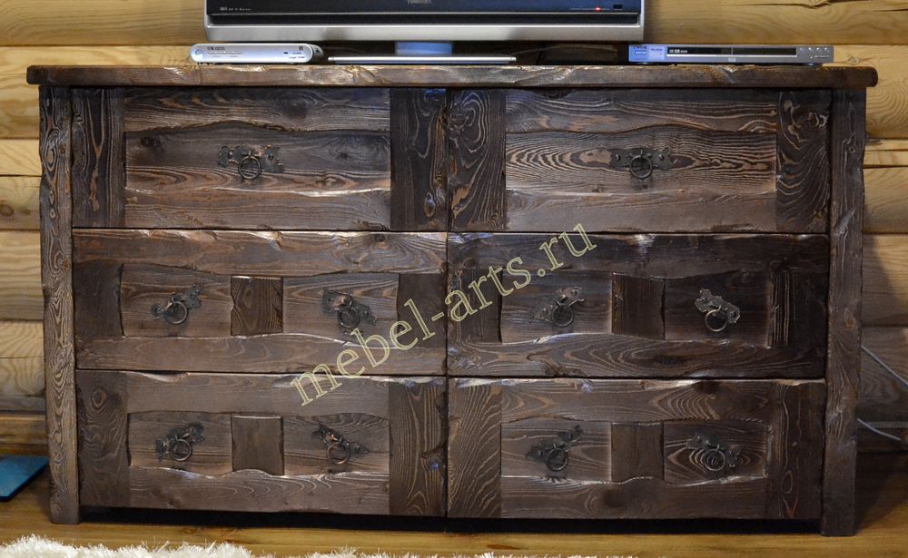 Тумба выполнена под старину, покрыта темной морилкой и лаком